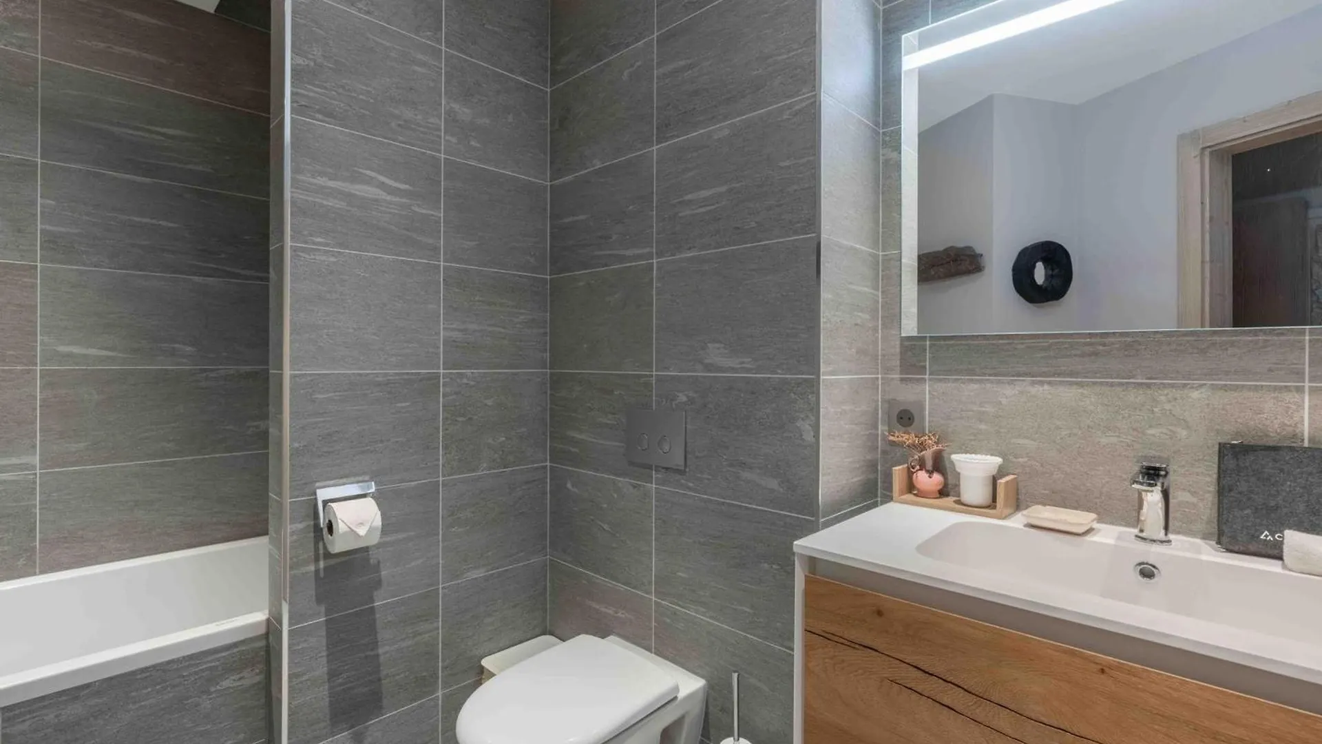 Appartement Moderne A Courchevel, Proche Ski, Wi-Fi, Parking - Fr-1-562-88 0*, Courchevel Fransa